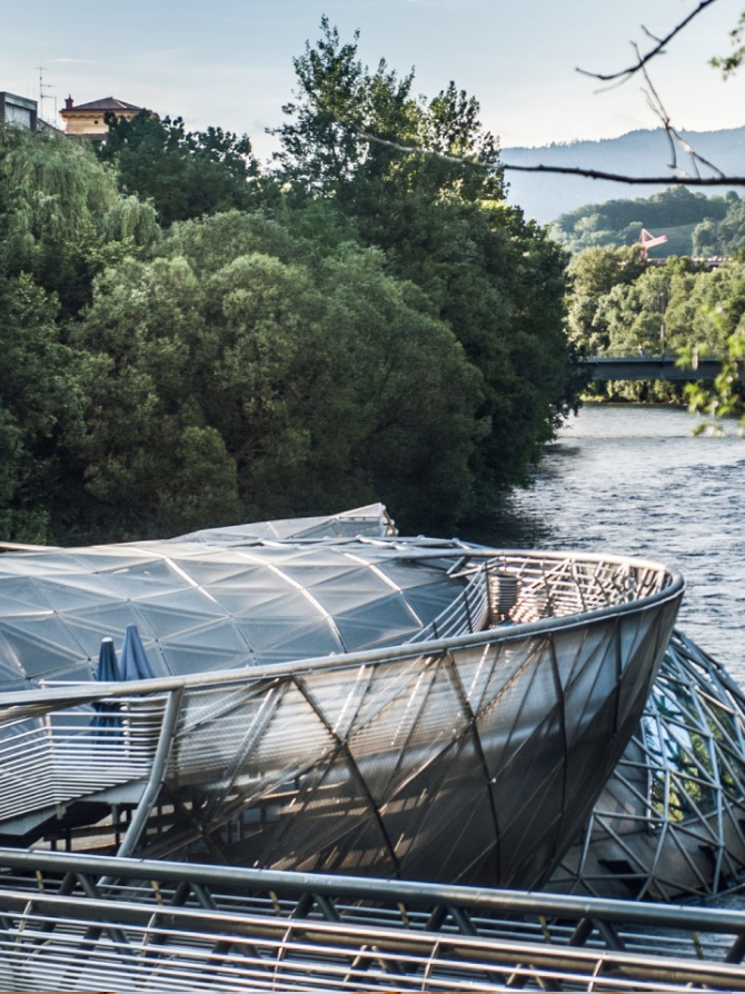 Architekturstruktur der Murinsel in Graz, Österreich, über dem Fluss Mur.