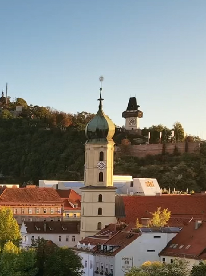 Blick auf Graz, Österreich, mit dem Grazer Uhrturm und dem Franziskanerkloster.
